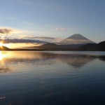 富士山をバックに日の出